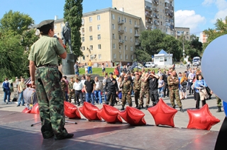 На набережной Саратова чествуют спецназ ВВ МВД