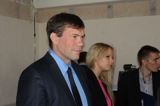 Олег Царев на встрече с беженцами в Саратове: 