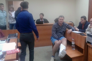 Загипсованный Прокопенко ждет помощи приставов в суде