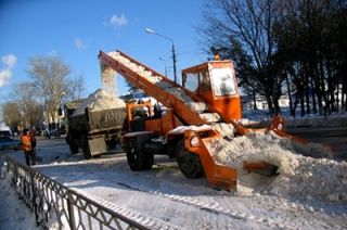 Уборка снега. Чиновники призывают саратовцев не оставлять транспорт в центре города