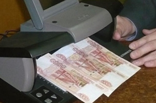 Клиентка банка пыталась обменять фальшивую рублевую купюру на евро