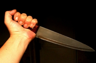 Житель Петровска напал с ножом на сына