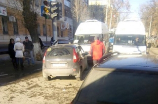 В центре Саратова столкнулись маршрутка и два автомобиля