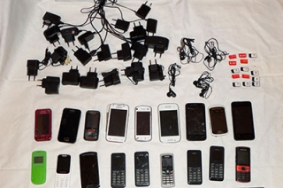 В ИК пытались пронести 26 телефонов, гарнитуры и алкоголь