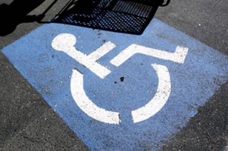 Более 170 водителей оштрафовали за парковку на местах для инвалидов
