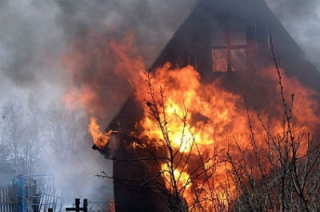 В Ленинском районе Саратова горят дачи