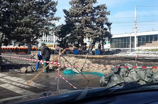 Памятник Дзержинскому ремонтируют двое рабочих