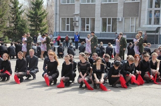 Студенты СГТУ устроили флешмоб в честь юбилея Победы
