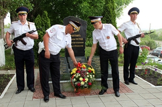 В Саратове установили мемориальную плиту погибшему сотруднику ДПС