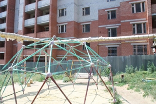 Жители Ленинского района требуют от строителей сохранить детскую площадку
