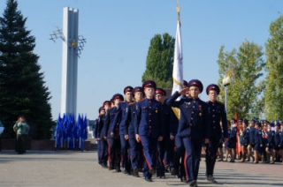 Саратовские кадеты прошли строевым шагом по Парку Победы