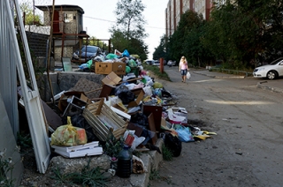 Из дворов в Ленинском районе четвертый день не вывозится мусор