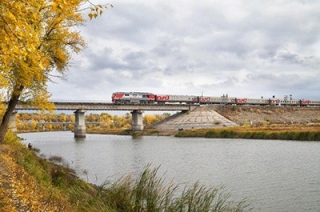 Поезд насмерть сбил мужчину на железнодорожном мосту