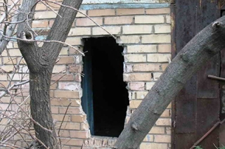 Бомж проломил стену дачи и похитил вещи