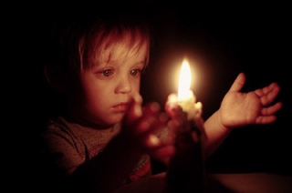 В Саратове двухлетний мальчик уронил на себя горящую свечу