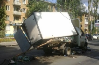 В центре города сломавшийся грузовик 