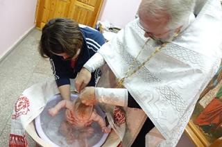 УФСИН впервые организовало крещение младенца в саратовском СИЗО