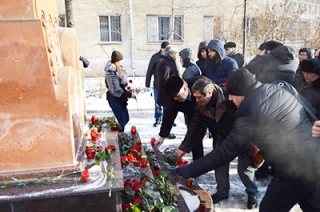Саратовцы почтили память жертв землетрясения в Армении