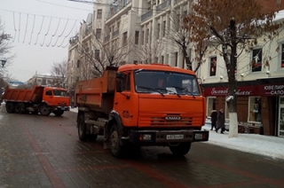 Проспект Кирова очищают от последствий снегопада