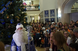 Более 600 детей из области посетили новогоднее представление в тюзе