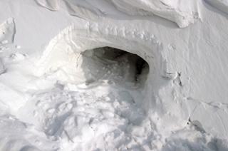 Семилетнего мальчика завалило снегом во время строительства пещеры