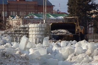 Из-за оттепели на Театральной площади сносят ледовый городок