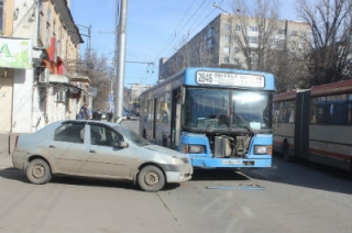В центре Саратова столкнулись автобус и 