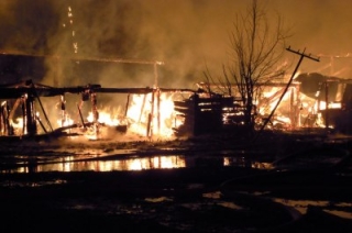 В центре Энгельса пожарные спасли от огня подлежащие расселению дома