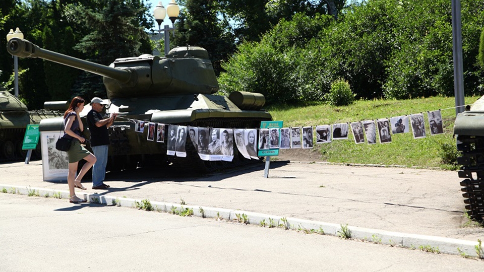 На танковой площадке Парка Победы прошла необычная фотовыставка