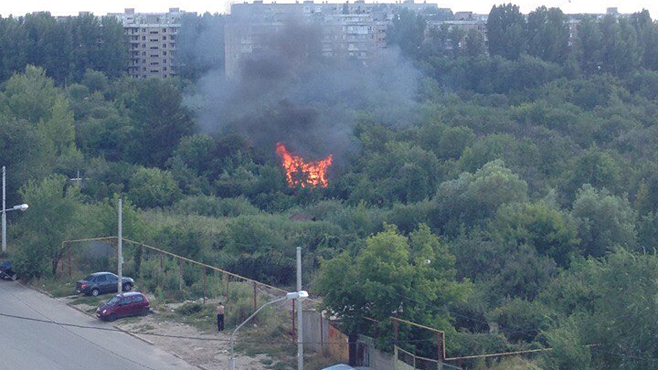 В Ленинском районе горит заброшенная дача