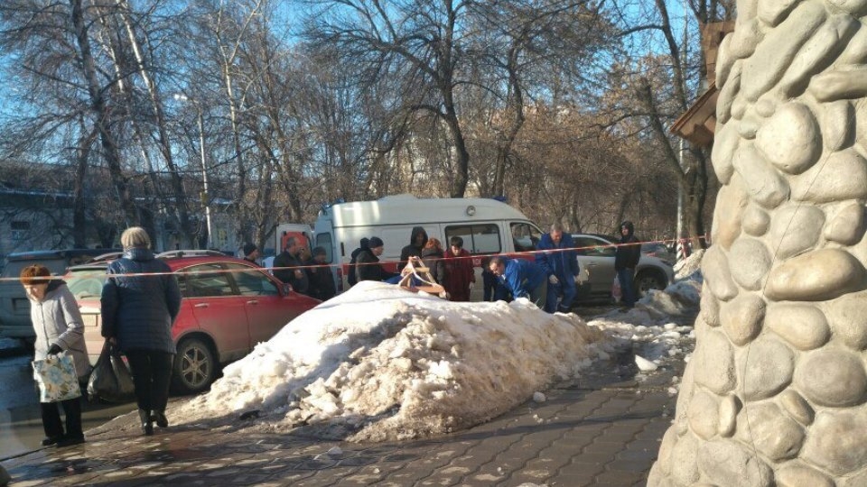 В центре Саратова упавший с крыши лед серьезно травмировал пешехода