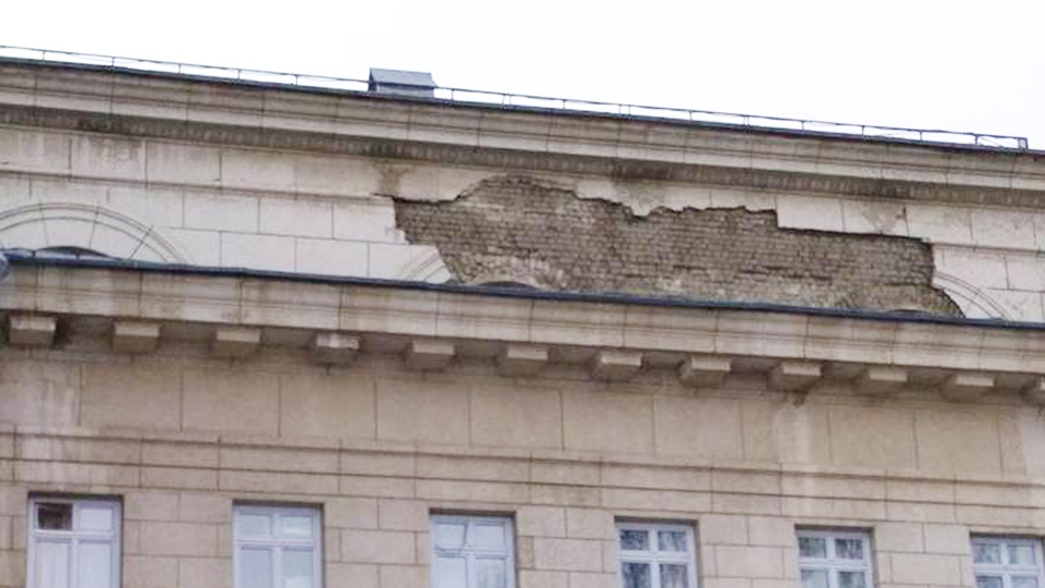 Обвалилась часть фасада Саратовского театра оперы и балета