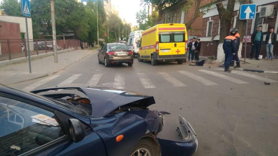 В центре Саратова после столкновения двух автомобилей пострадал пешеход