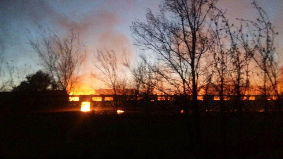 Пожарные всю ночь вновь тушили заброшенный элеватор в Заводском районе