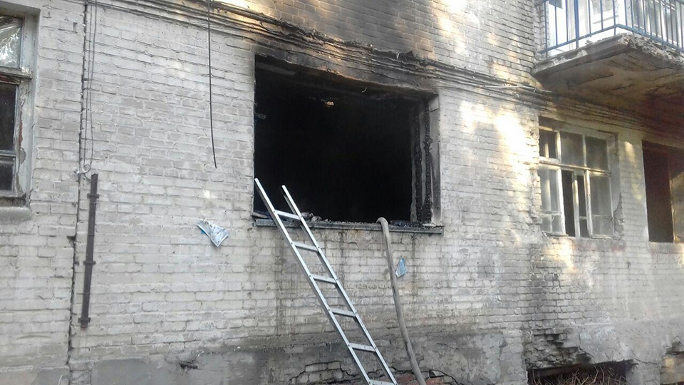 Жильцы частично расселенного дома на Киевской подозревают поджог