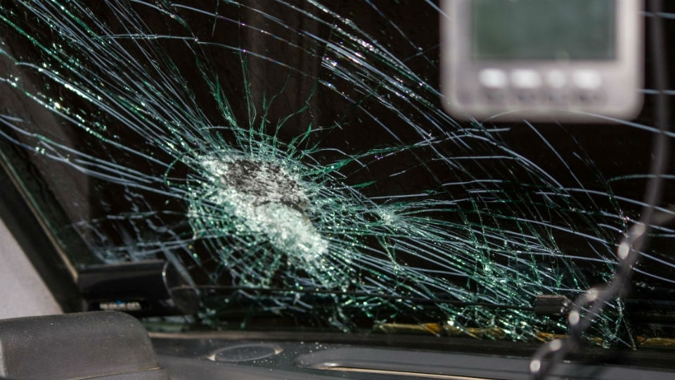 В центр Саратова заехал пьяный водитель: пострадали машины, знаки и деревья
