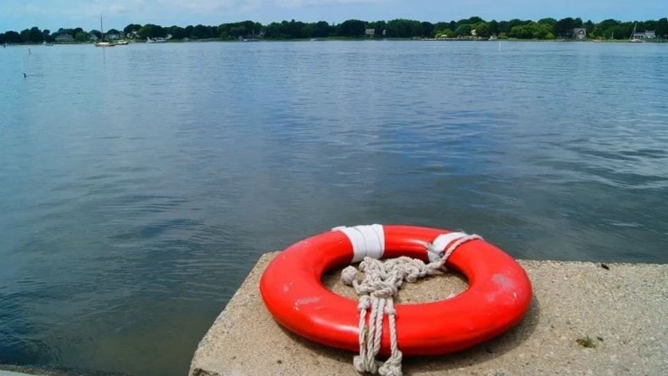 В Затоне спасатели выловили двух звавших на помощь пловцов