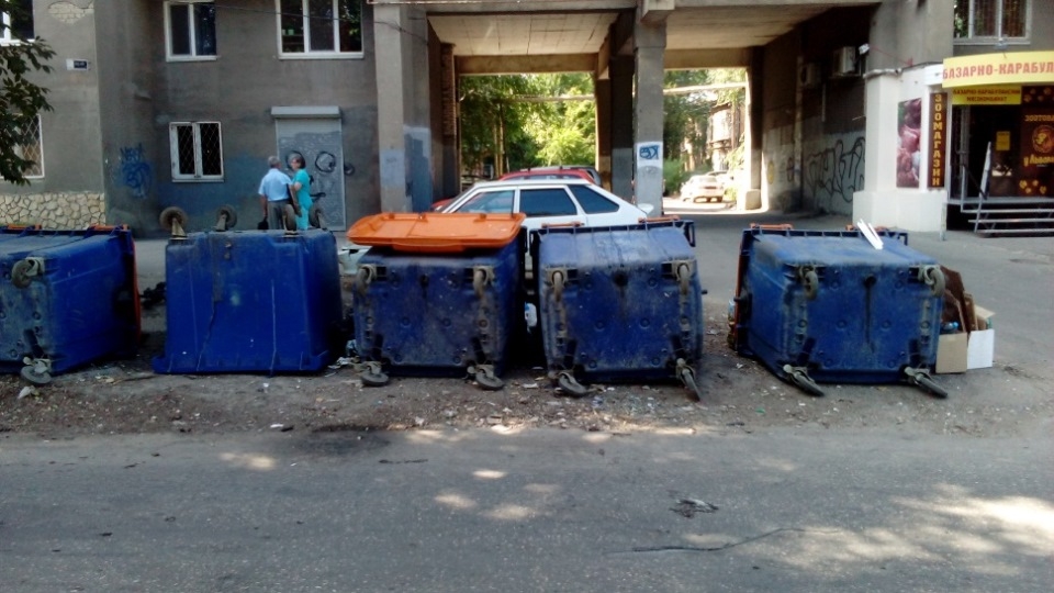 Жители центра Саратова удивлены странным положением мусорных баков