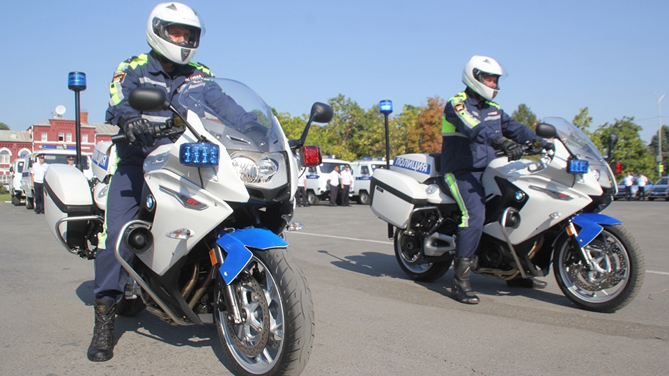 Николай Трифонов вручил полицейским ключи от двух мотоциклов BMW