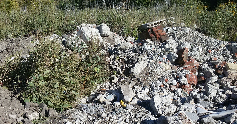 Очевидец: строительный мусор сваливают на территорию гаражного кооператива