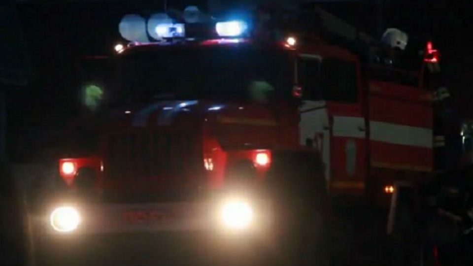 Девять пожарных больше часа тушили подвал в Брянском тупике