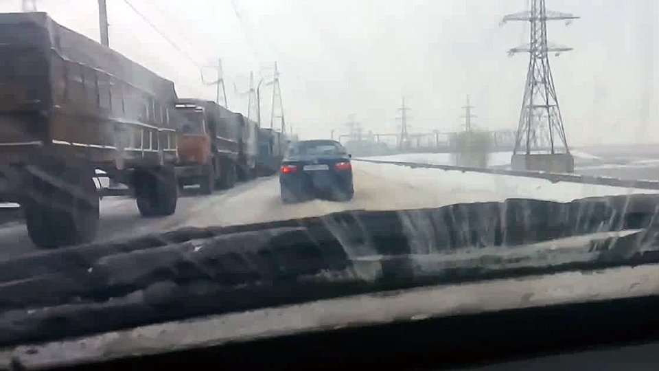 Снегопад. На выезде из Балакова блокировано движение транспорта