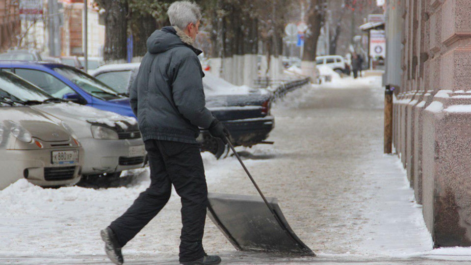 Уборка снега. Открыты вакансии с зарплатами до 45 тысяч рублей