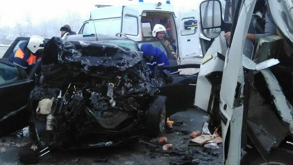 На трассе под Хвалынском в лобовом столкновении погиб водитель 