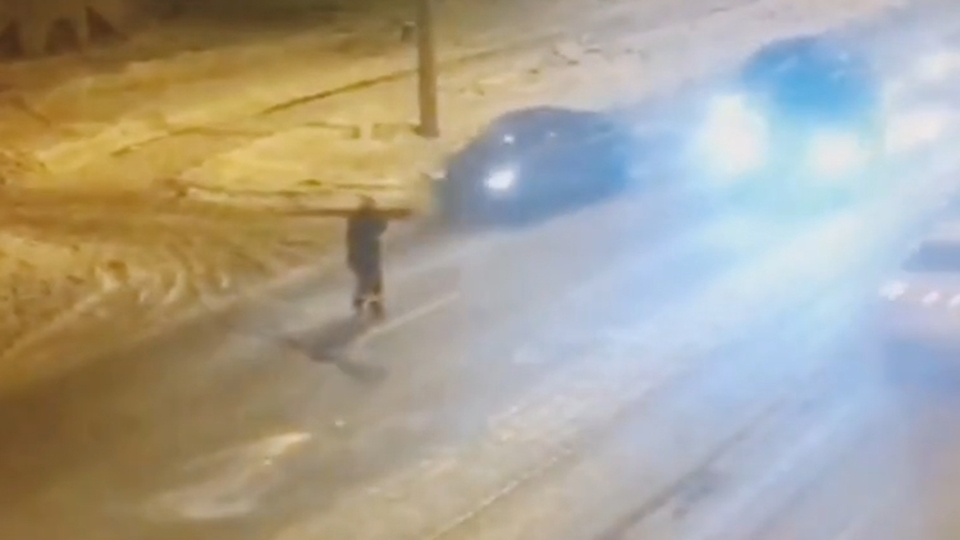 Саратовец гулял по Петербургу с досками на плече и попал под колеса BMW