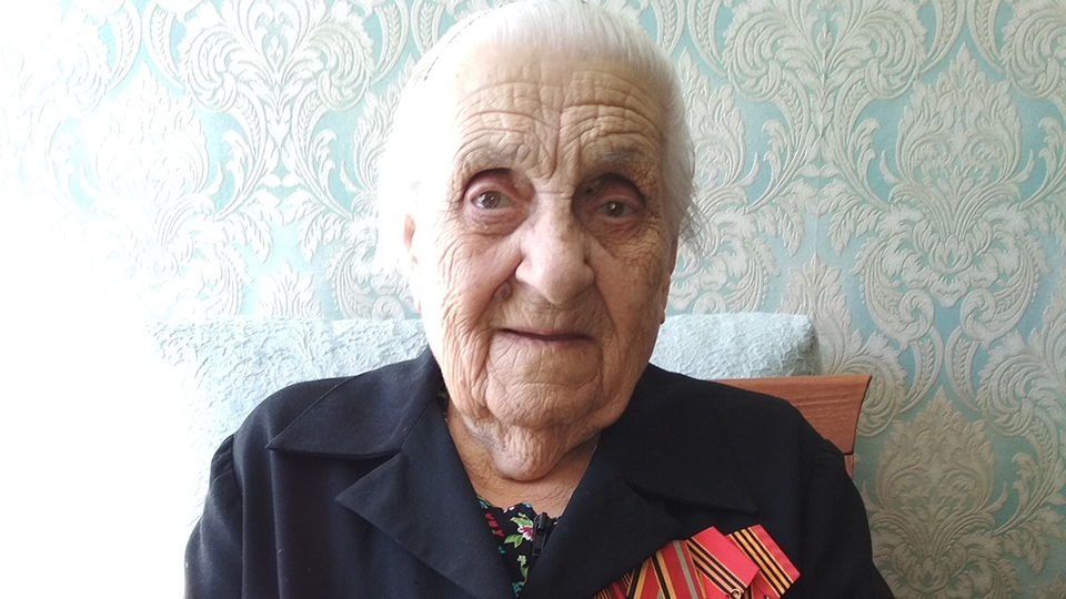 Ветеран Великой Отечественной принимает поздравления со 100-летием