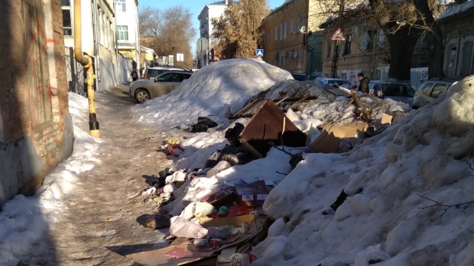 Саратовцы просят очистить улицу Соляную от мусорных завалов