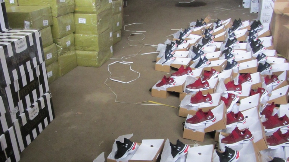 Саратовские таможенники изъяли тысячи пар контрафактной обуви