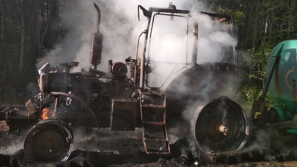 В Клинцовке среди бела дня сгорел трактор