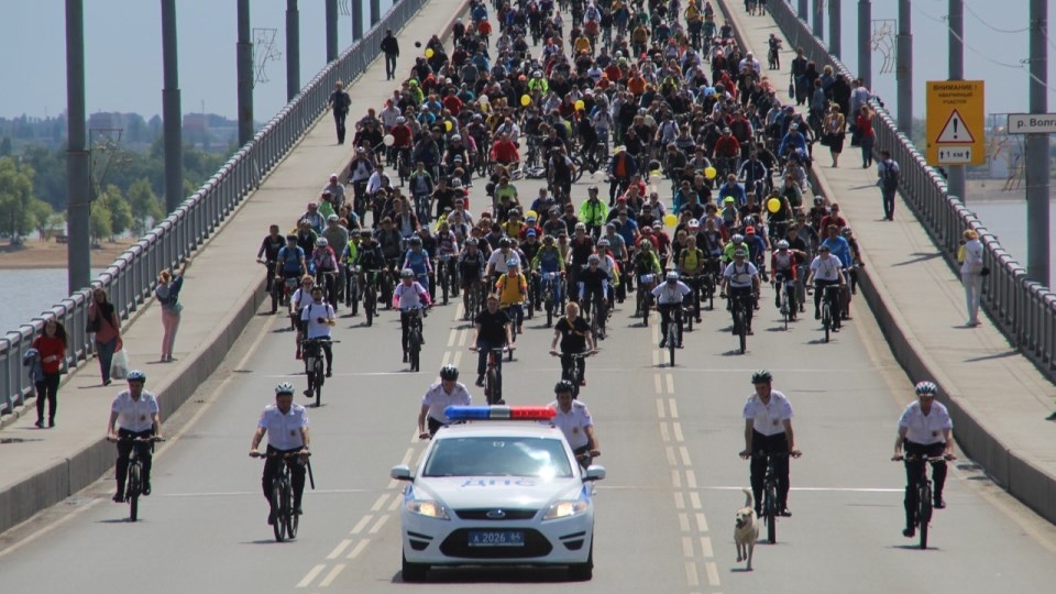 Около тысячи велосипедистов прокатились из Саратов в Энгельс и обратно
